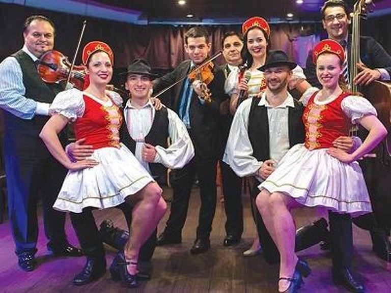 Schiffskreuzfahrt mit Operette & Folklore Show